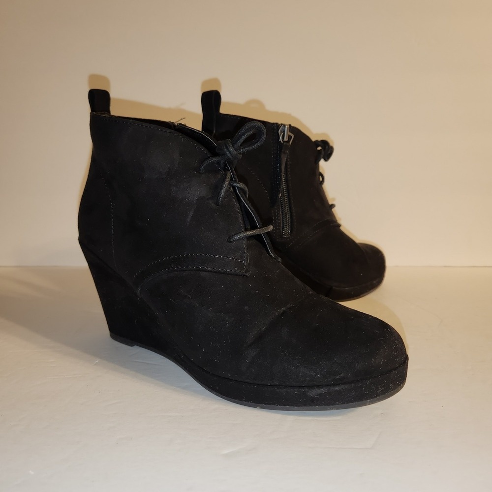 DV by DOLCE VITA Wedge Ankle Bootie Women 8 Black Faux Suede Lace Up Detail Boot